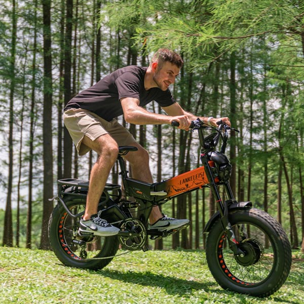 Vélo Electrique Pliant Vosges Orange en forêt